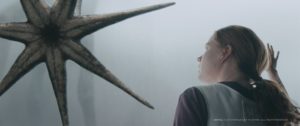 لقطة من فيلم «الوصول» Arrival تُظهر إيمي آدمز مع شخصية تمثل أحد الكائنات الفضائية. Credit: PHOTOFEST, Arrival © 2016 Paramount Pictures
