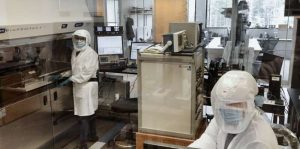 في الصورة: باحثون من مختبر بيغلو لعلوم المحيطات يعملون على تسلسل الخلايا الميكروبية من عينات مأخوذة من مياه البحر، داخل مركز جينوميات الخلية الواحدة. حقوق الصورة: مختبر بيغلو لعلوم المحيطات.في الصورة: باحثون من مختبر بيغلو لعلوم المحيطات يعملون على تسلسل الخلايا الميكروبية من عينات مأخوذة من مياه البحر، داخل مركز جينوميات الخلية الواحدة. حقوق الصورة: مختبر بيغلو لعلوم المحيطات.