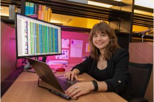 تُحلل الباحثة الأولى لادا إيساكوفا البيانات على مكتبها. حيث طوّر مؤلفو هذه الدراسة نموذجًا حاسوبيًا لتطوّر البروتين بهدف استكشاف العوامل الأساسية التي تقيّد استكشاف فضاء التسلسلات الوظيفية. حقوق الصورة: أندرو سكوت / معهد أوكيناوا للعلوم والتكنولوجيا (OIST).