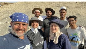 صورة: أعضاء فريق سلام، مركز علم الحفريات الفقارية بجامعة المنصورة، في موقع قرية 3. الصف الأمامي، من اليسار: هشام سلام (المؤلف الرئيسي)، شروق الأشقر، وسناء السيد (المؤلفة الأولى). الصف الخلفي، من اليسار: بلال سالم، عبد الله جوهر، وحسام السقا. حقوق الصورة: الأستاذ هشام سلام، مركز علم الحفريات الفقارية بجامعة المنصورة.