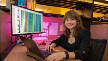 تُحلل الباحثة الأولى لادا إيساكوفا البيانات على مكتبها. حيث طوّر مؤلفو هذه الدراسة نموذجًا حاسوبيًا لتطوّر البروتين بهدف استكشاف العوامل الأساسية التي تقيّد استكشاف فضاء التسلسلات الوظيفية. حقوق الصورة: أندرو سكوت / معهد أوكيناوا للعلوم والتكنولوجيا (OIST).